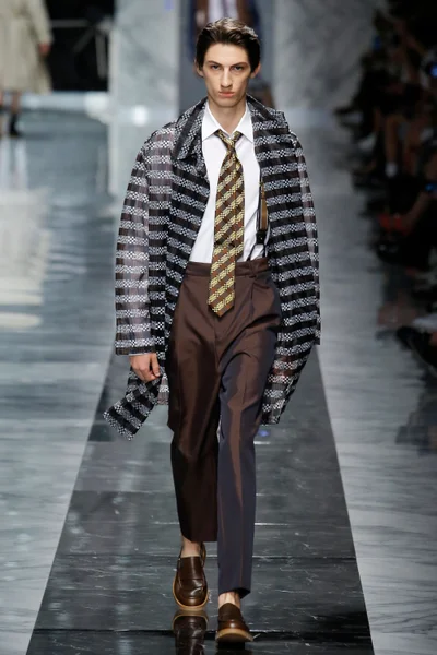Look 10
